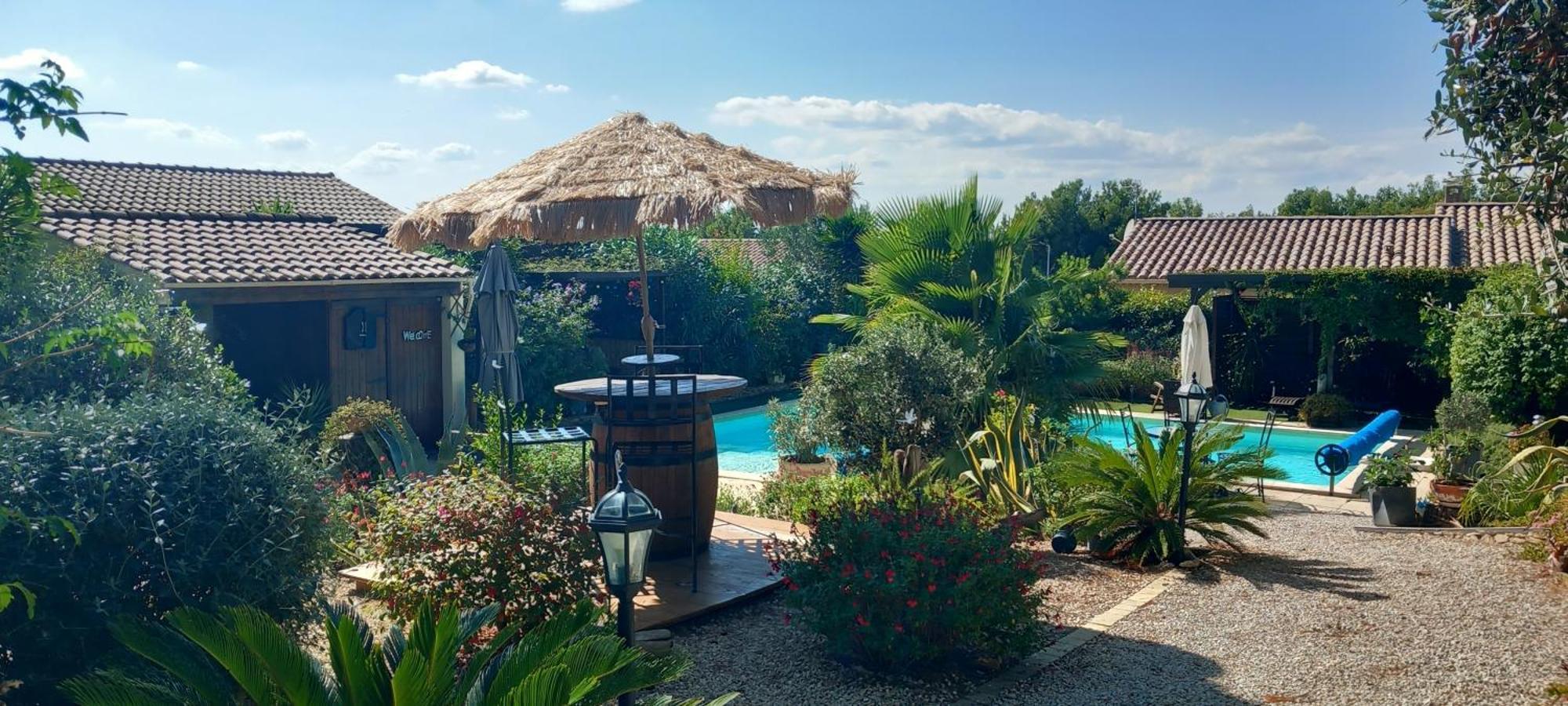 Les Coronilles Bed & Breakfast Beaucaire  Eksteriør bilde