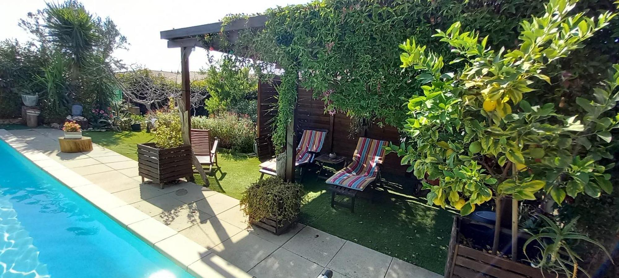 Les Coronilles Bed & Breakfast Beaucaire  Eksteriør bilde
